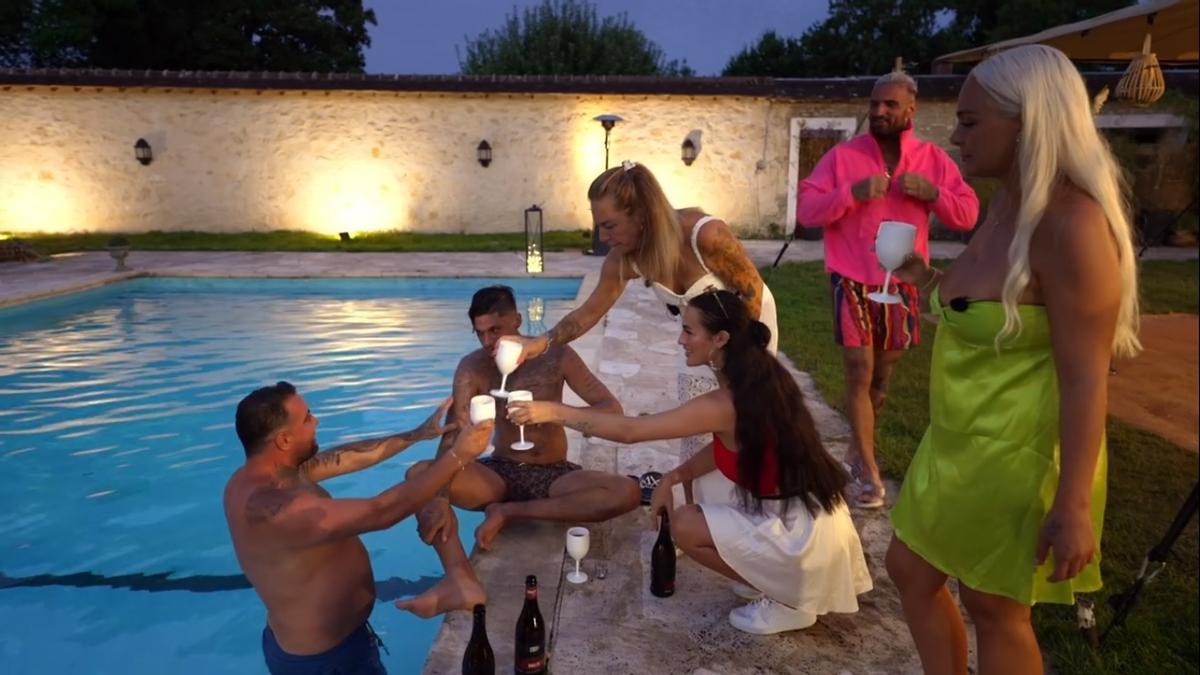 Die Frauen versuchen die Männer abzufüllen.