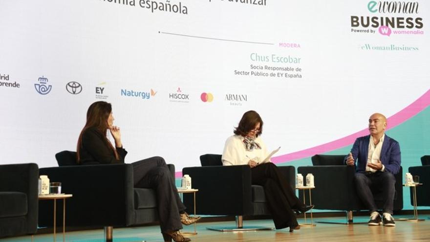 Marta Echarri, Directora General en España y Portugal de Banco N26; Chus Escobar, socia responsable de Sector Público de EY España y Kike Sarasola, presidente y fundador de Room Mate Group.