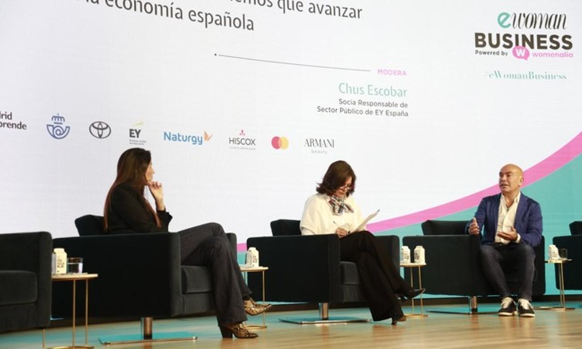 Marta Echarri, Directora General en España y Portugal de Banco N26; Chus Escobar, socia responsable de Sector Público de EY España y Kike Sarasola, presidente y fundador de Room Mate Group.