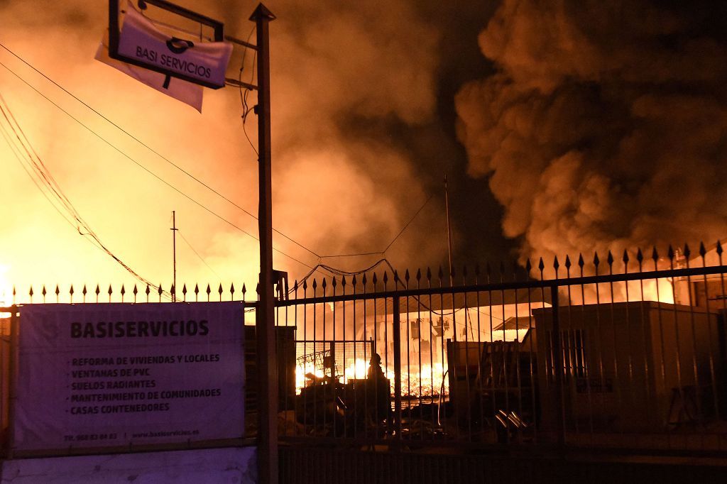 Estas son las imágenes que el aparatoso incendio de Puente Tocinos ha dejado este sábado