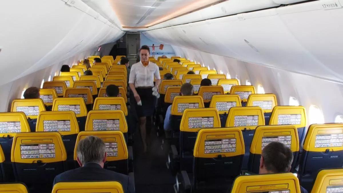 Interior de un avión de Ryanair.