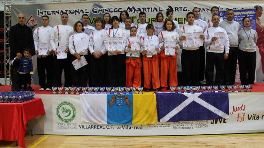 La expedición regional canaria, con sus diplomas y trofeos.