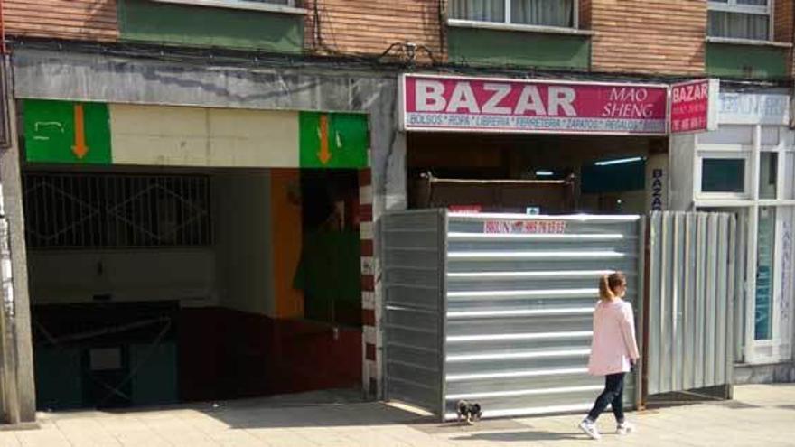 El bazar chino que se incendió el pasado 9 de febrero en la avenida de Pumarín por causas que aún se están investigando.