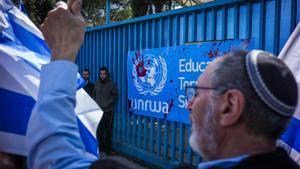 Archivo - 20 March 2024, Israel, Jerusalem: Israeli Right-wing activists take part in a protest as they block the entrance to the United Nations Relief and Works Agency for Palestine Refugees (UNRWA) office. Photo: Ilia Yefimovich/dpa