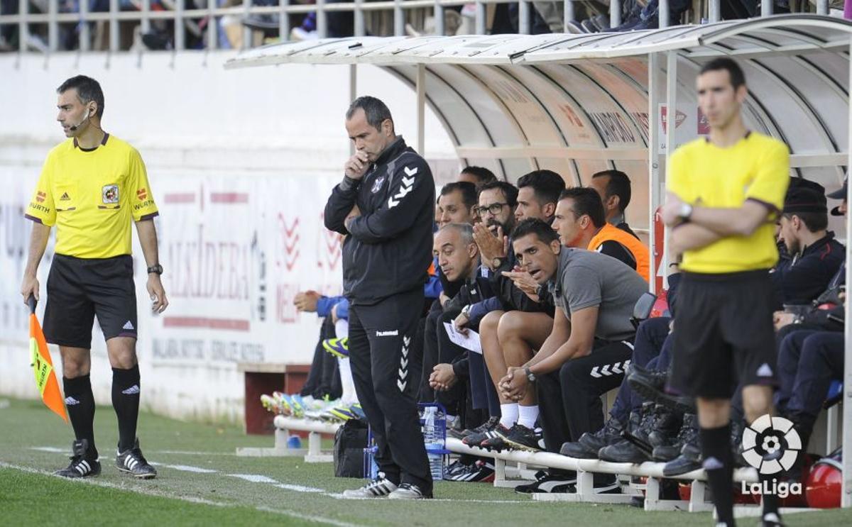 Álvaro Cervera, en la banda durante el Eibar-Tenerife de la 13/14.