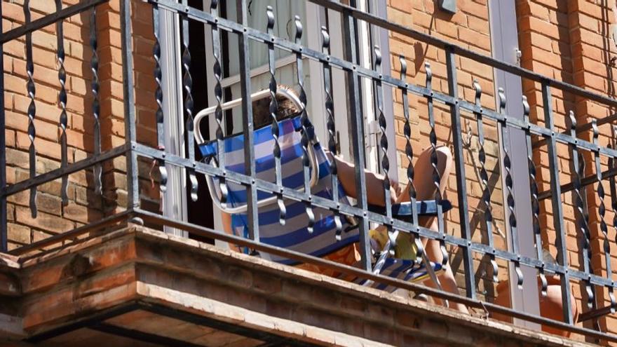 Una persona al balcó de casa durant el confinament.