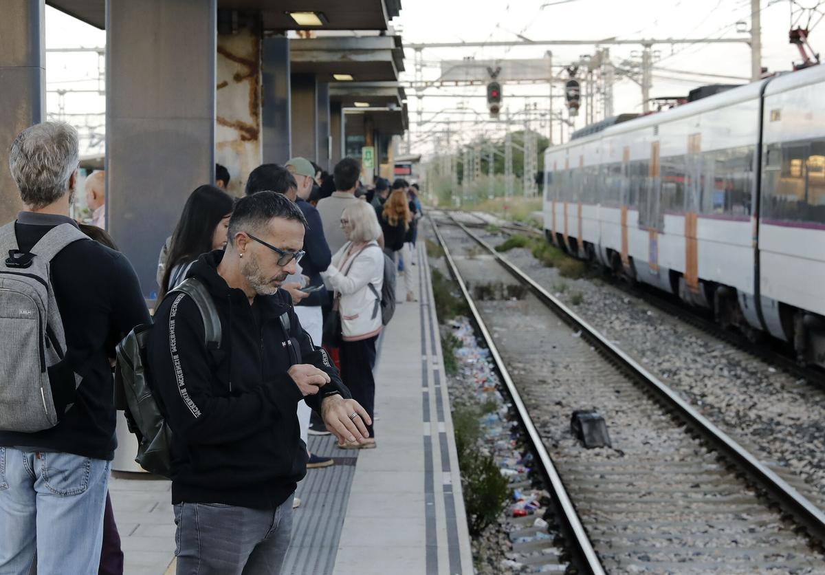 Pasajeros esperan al tren en la estación de Sant Vicenç de Calders.
