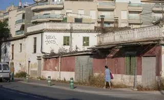 Piden el derribo urgente de las casas de Aragó para evitar más okupaciones y ampliar la calle