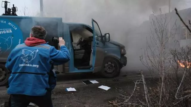Un dron ruso impacta contra un coche de una misión humanita durante un intento de evacuación de civiles en Donetsk