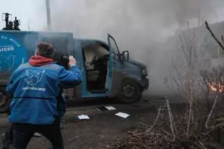 Un dron ruso impacta contra un coche de una misión humanita durante un intento de evacuación de civiles en Donetsk