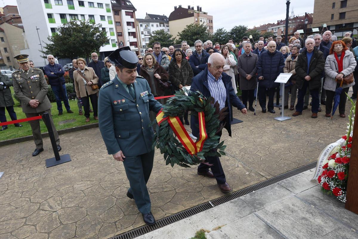 El coronel puerta y el guardia jubilado José Santos depositan un ramo en el monumento.