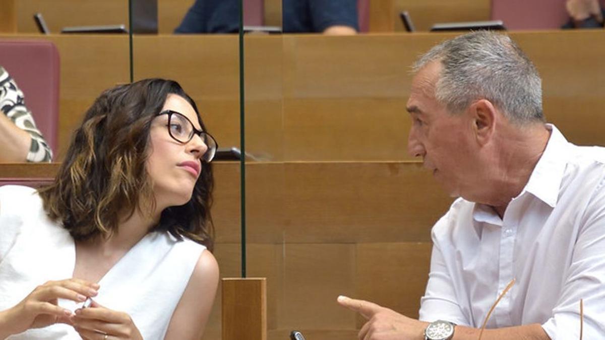 La vicepresidenta Aitana Mas junto a Joan Baldoví en las Corts.