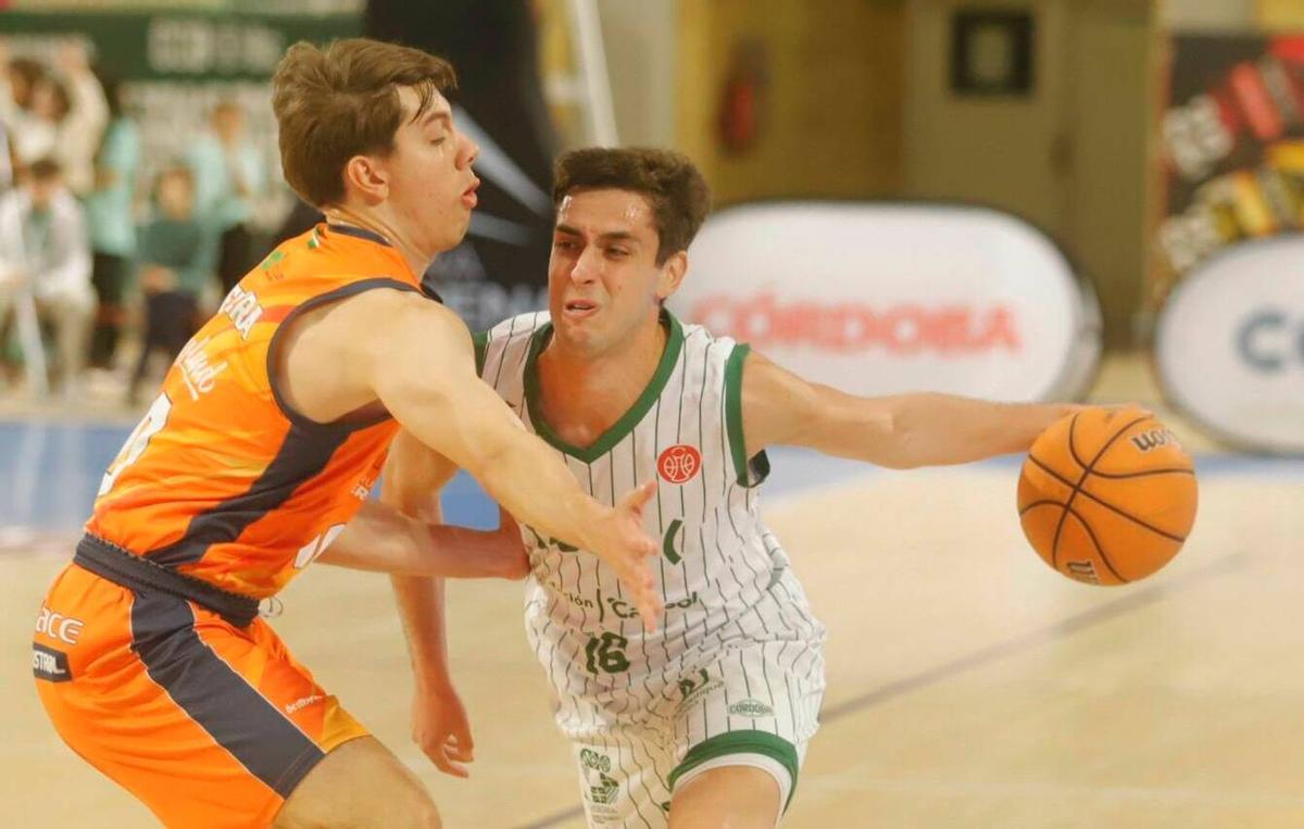 Pablo Sánchez intenta un pase.