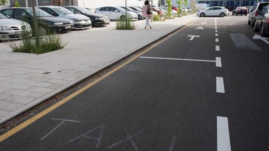 Nueva parada de taxis en el Hospital Provincial de Zamora, con la plaza reservada a la provincia pintada con tiza.