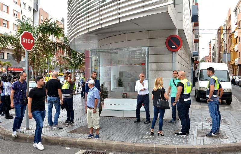 19/07/2018 LAS PALMAS DE GRAN CANARIA. Desahucio e incautación de historiales en la clínica de iDental. SANTI BLANCO  | 19/07/2018 | Fotógrafo: Santi Blanco