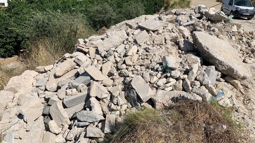 Denuncian el vertido de unos escombros en una parcela municipal de Salem