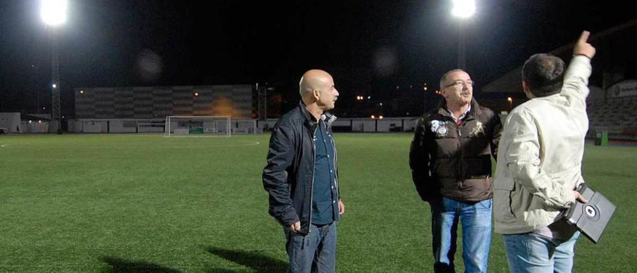 El presidente del Caudal, en el centro, supervisando la actual iluminación del Hermanos Antuña.