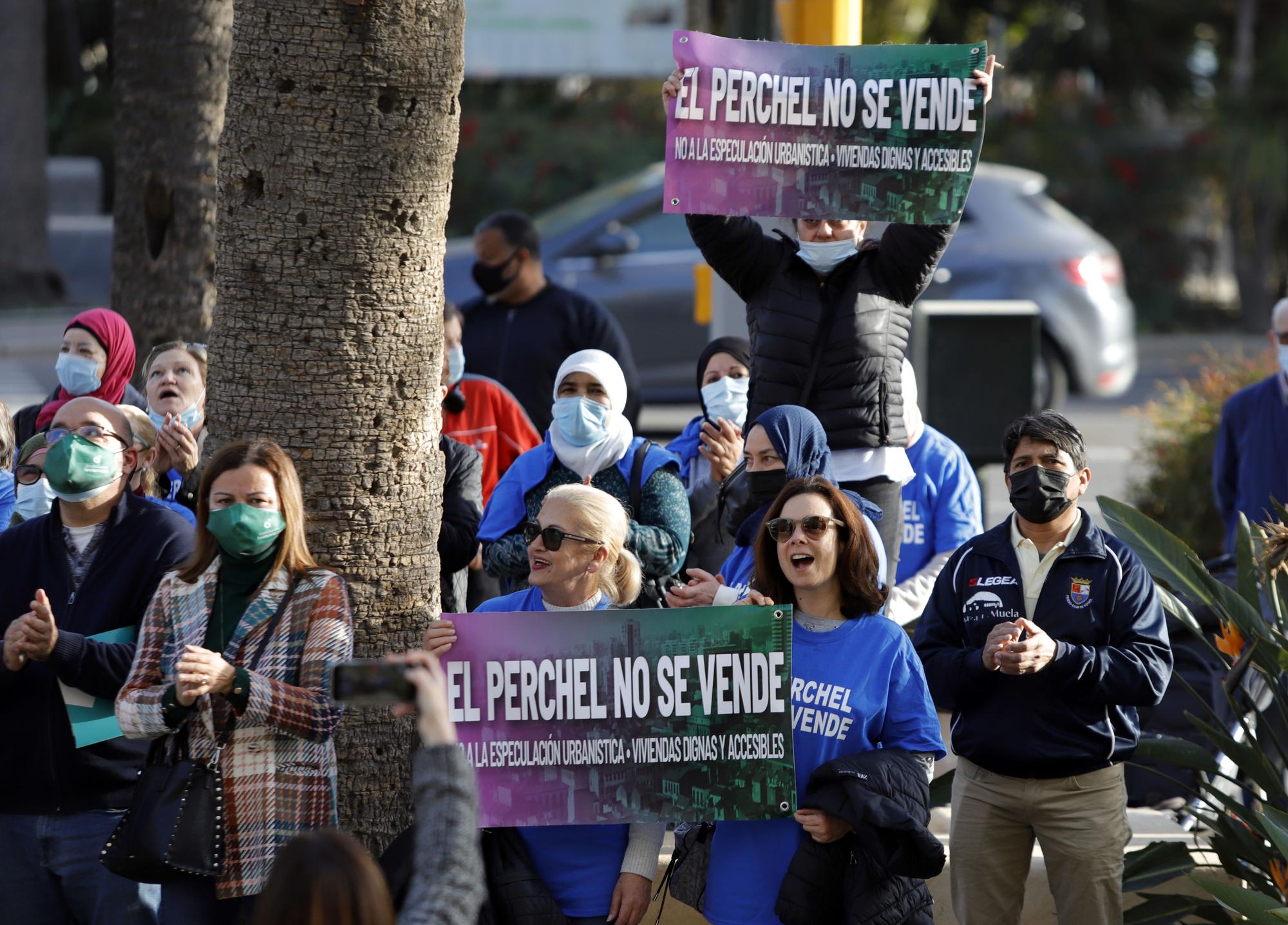 Concentración de los vecinos del Perchel frente al Ayuntamiento de Málaga