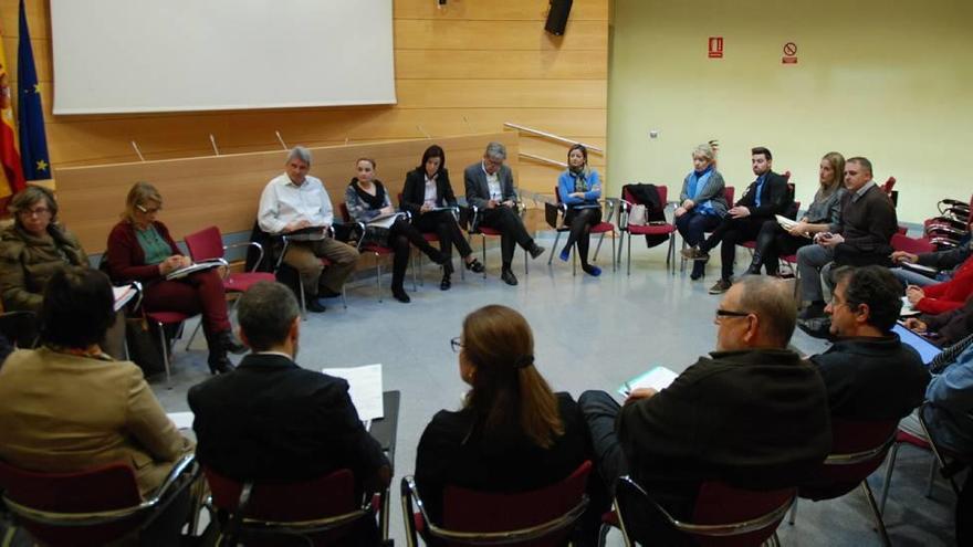 Reunión de EAPN y la Comunidad para planificar el apoyo a familias necesitadas.