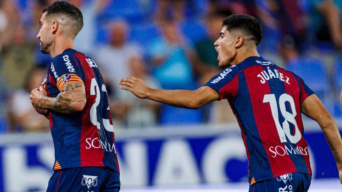 Juárez se dirige a felicitar a Óscar Sielva tras anotar el gol de la victoria.