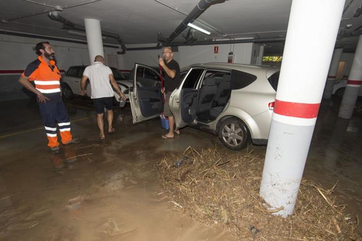 Vecinos afectados por la tromba de agua.