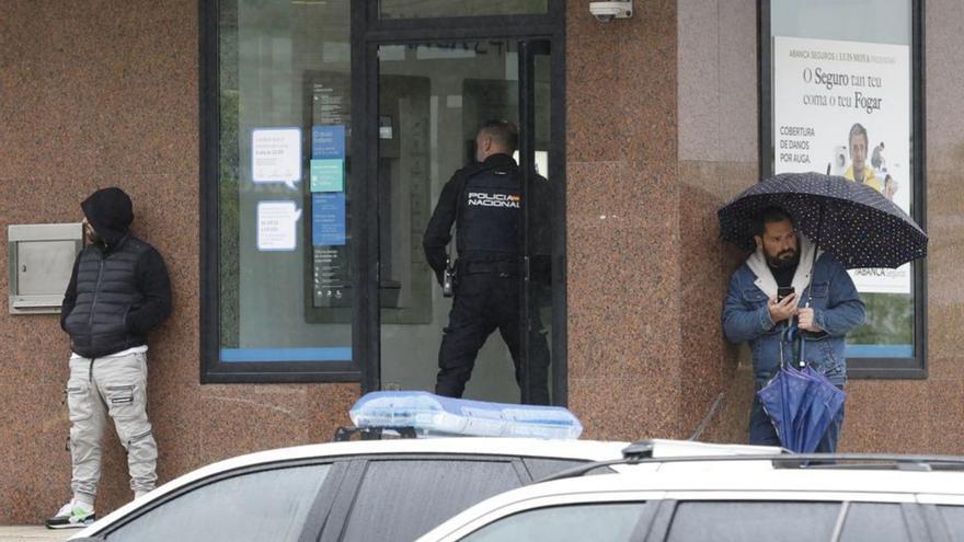 Dos encapuchados atracan a punta de pistola una oficina bancaria en Martínez Garrido