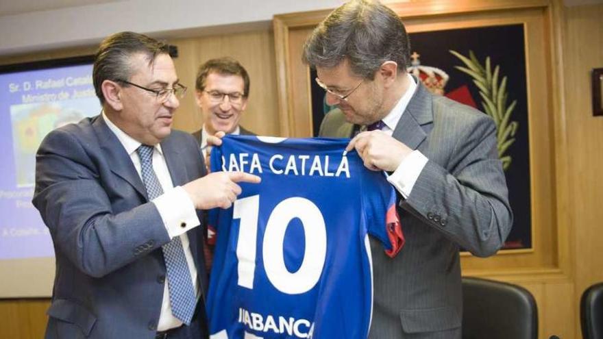 Catalá (derecha) recibe del presidente del colegio de procuradores una camiseta del Dépor con su nombre.