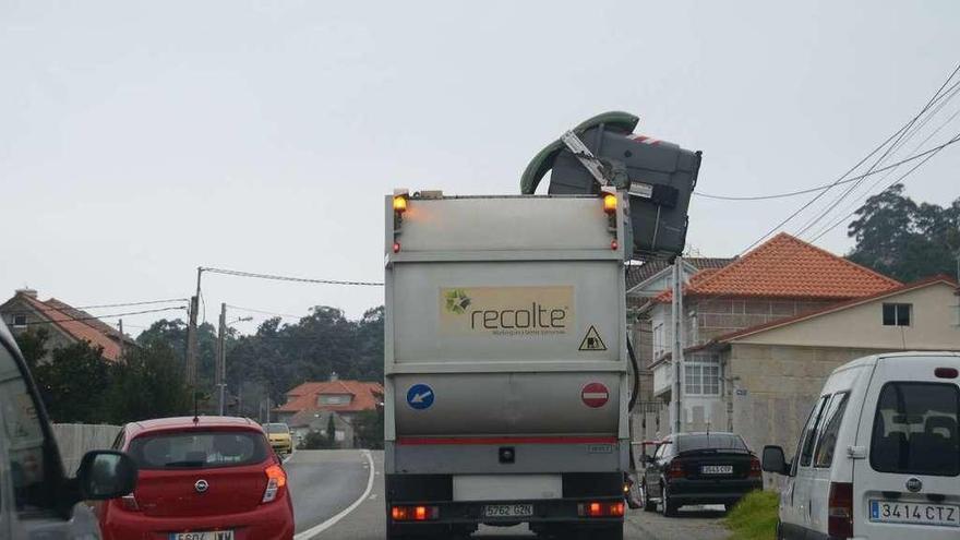 Recogida de la basura, en Aldán, por parte de un camión de Recolte. // G. Núñez