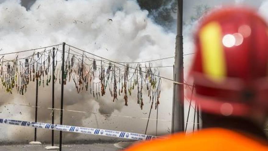 La atronadora mascletà de Pirotecnia Ferrández abrió el concurso ayer.