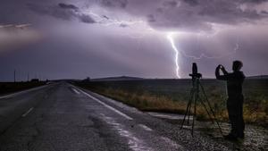 Bojos per les tempestes: internet i les xarxes socials disparen l’afició a la meteorologia