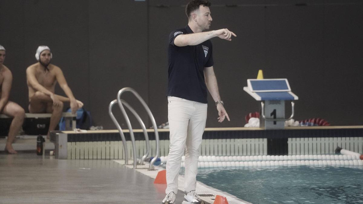 David Torilo dona instruccions als seus jugadors des de la vora