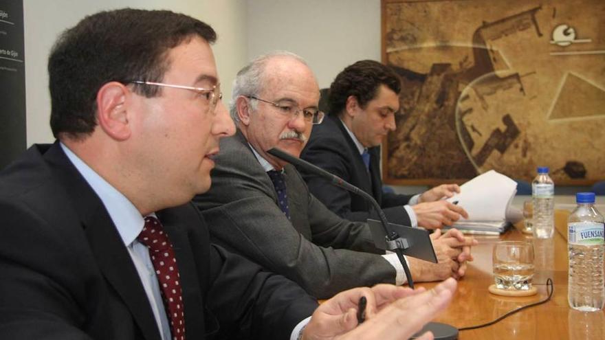 Alcoba, durante su intervención en la rueda de prensa en la que participó -con Menéndez Rexach y Barettino, entonces subdirector del Puerto- el 22 de abril de 2009 para defender la legalidad de la ampliación.