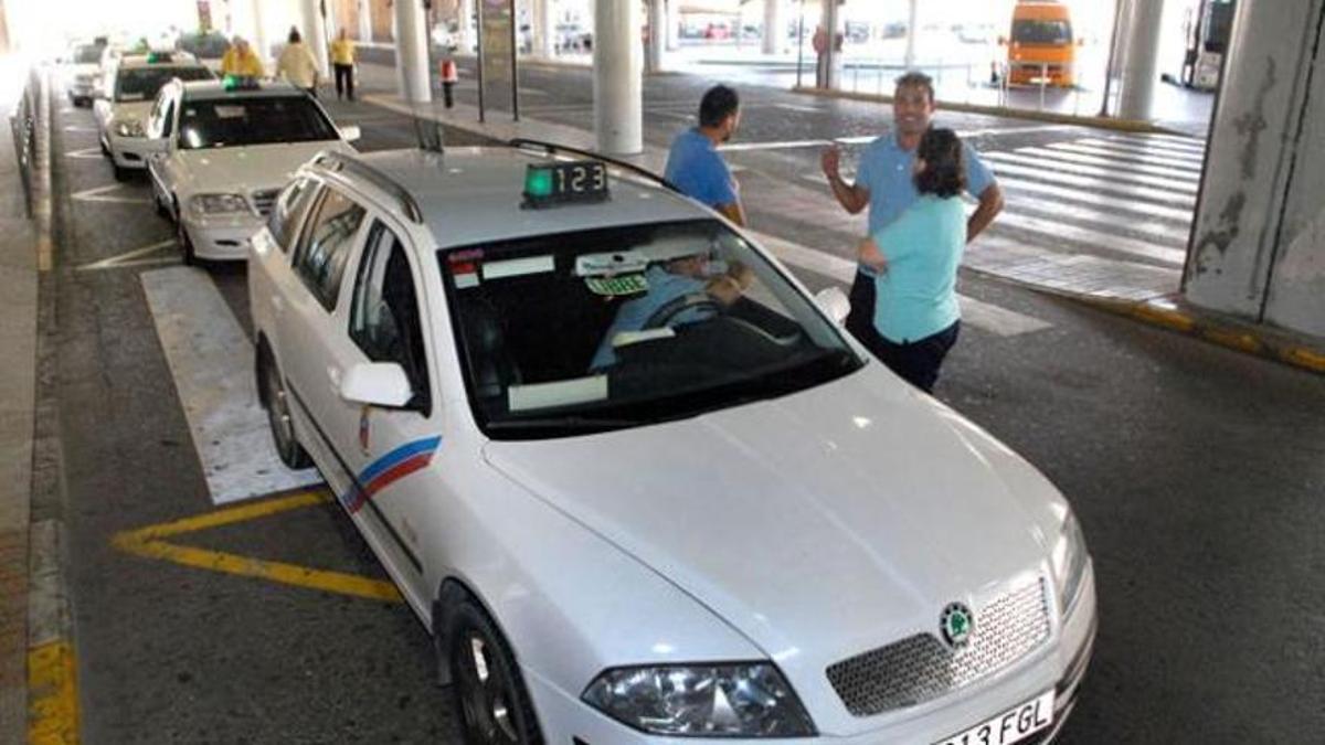 Taxis en la parada del aeropuerto de Gran Canaria