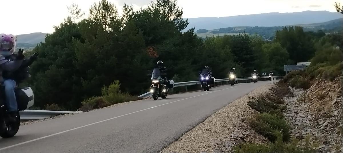 Entre lluvia y motos clásicas: así arranca la concentración internacional del Lago de Sanabria
