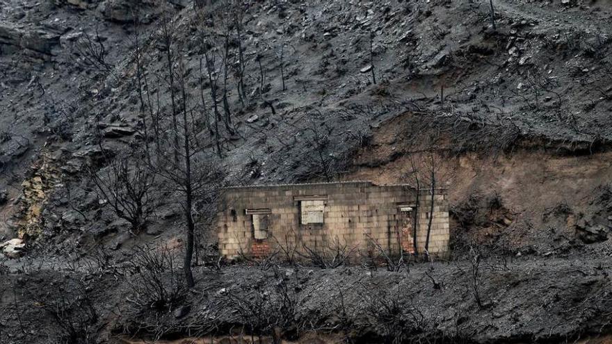 Una construcción calcinada por el fuego en El Bierzo.