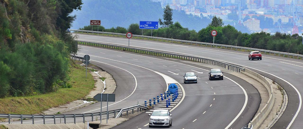 Tráfico en la entrada al Viaducto da Mó, ayer, en la Autovía do Morrazo. | GONZALO NÚÑEZ