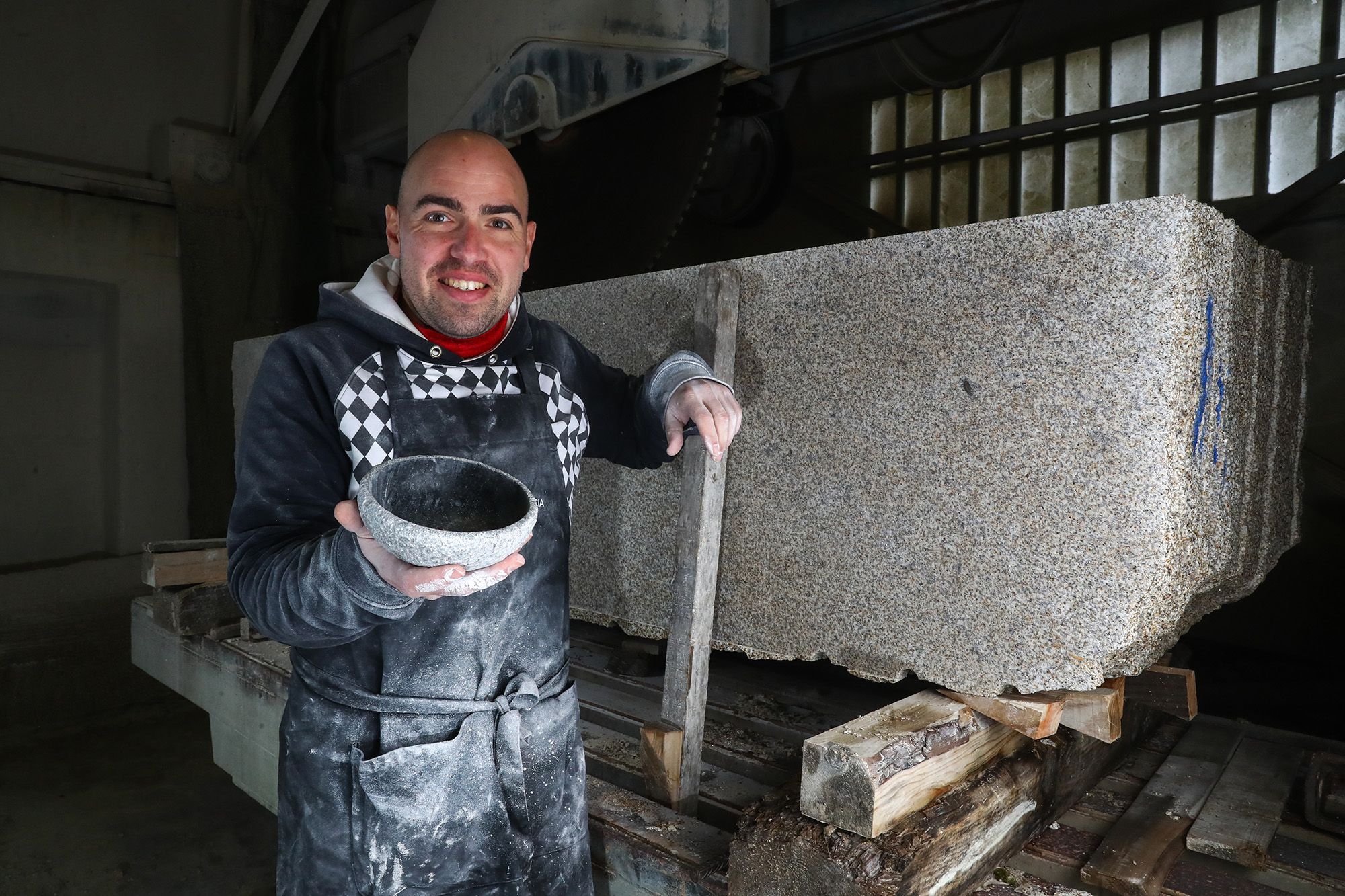 César encarna el relevo de un oficio tradicional, dándole a la piedra un nuevo enfoque centrado en la hostelería, restauración y decoración del hogar.