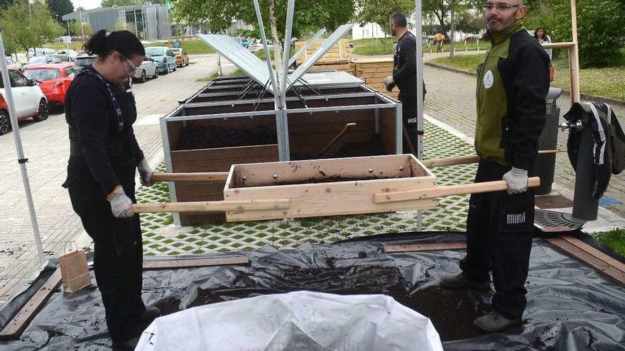 Retirada del primer compost producido en el campus, en la mañana de ayer. // R. Vázquez