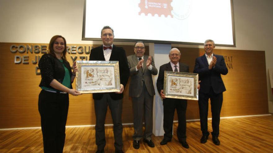 Los premiados, junto a Garrigós, el conseller Rafa Climent y la alcaldesa de Xixona, Isabel López