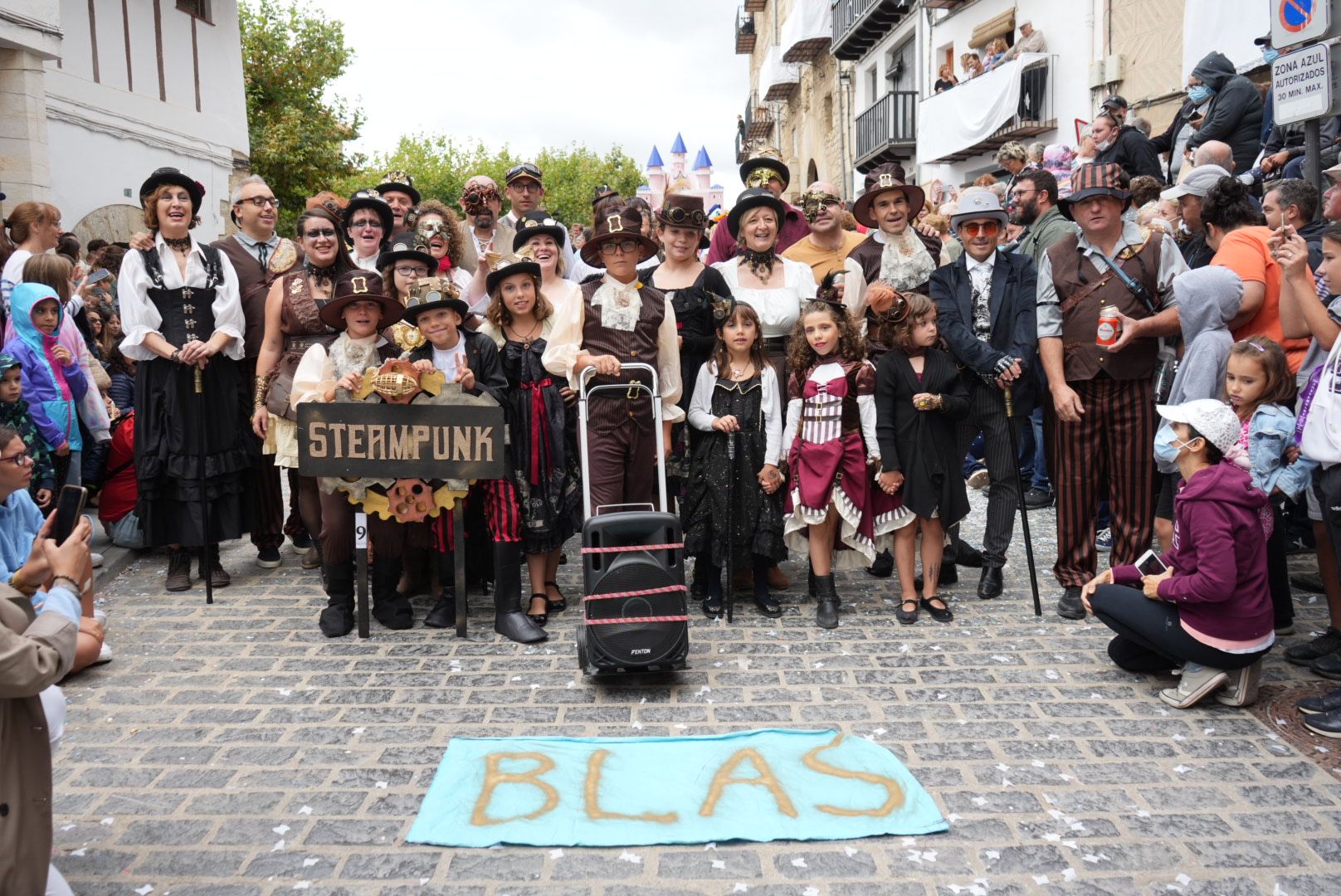 Batalla de confeti y desfile de carrozas en el Anunci de Morella