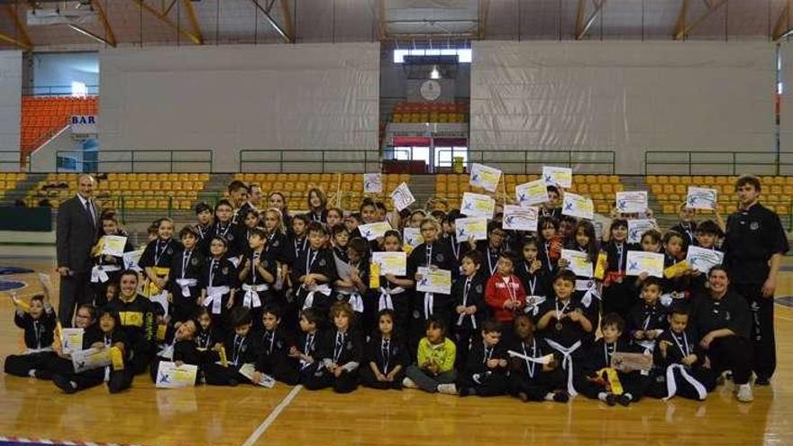 Foto de familia de los participantes, en el Paco Paz. // FdV