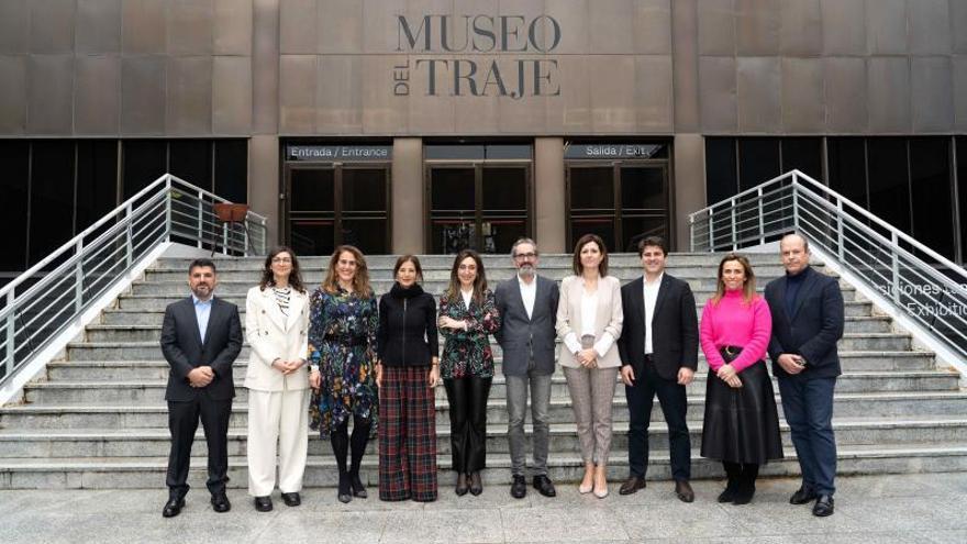 Los representantes de las siete empresas tras constituir la asociación.  