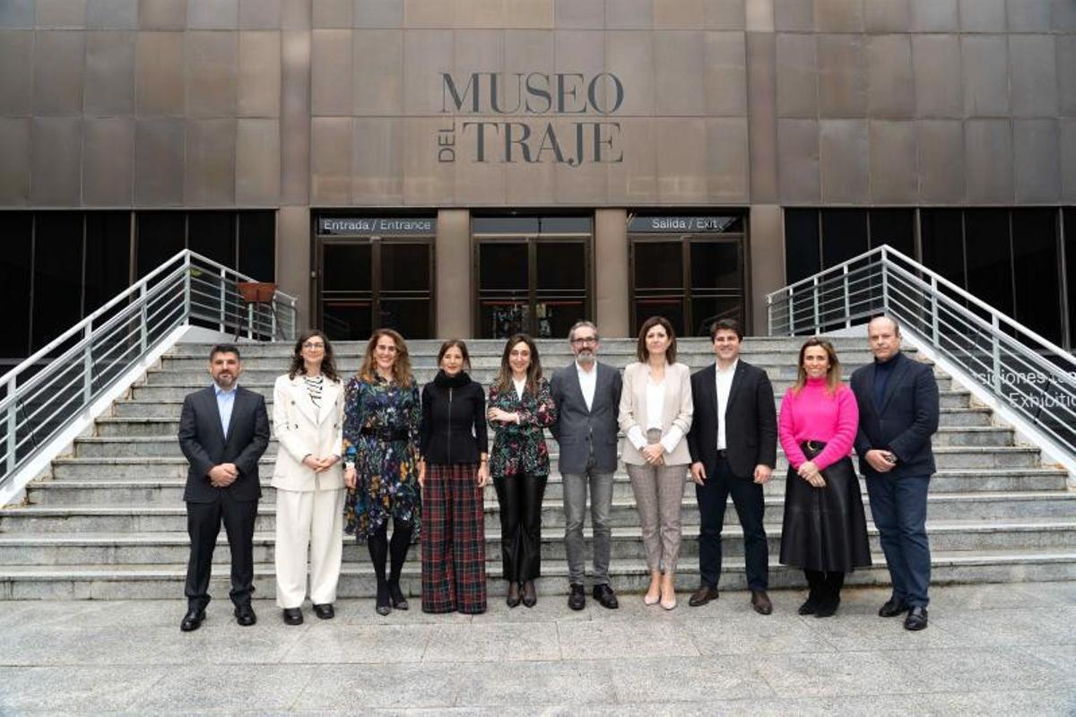 Los representantes de las siete empresas tras constituir la asociación. | // CEDIDA