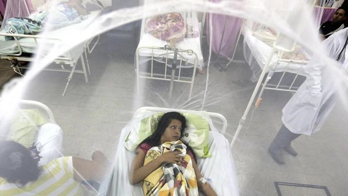 Una mujer afectada por el Zika permanece protegida por una mosquitera en un hospital de Paraguay. 