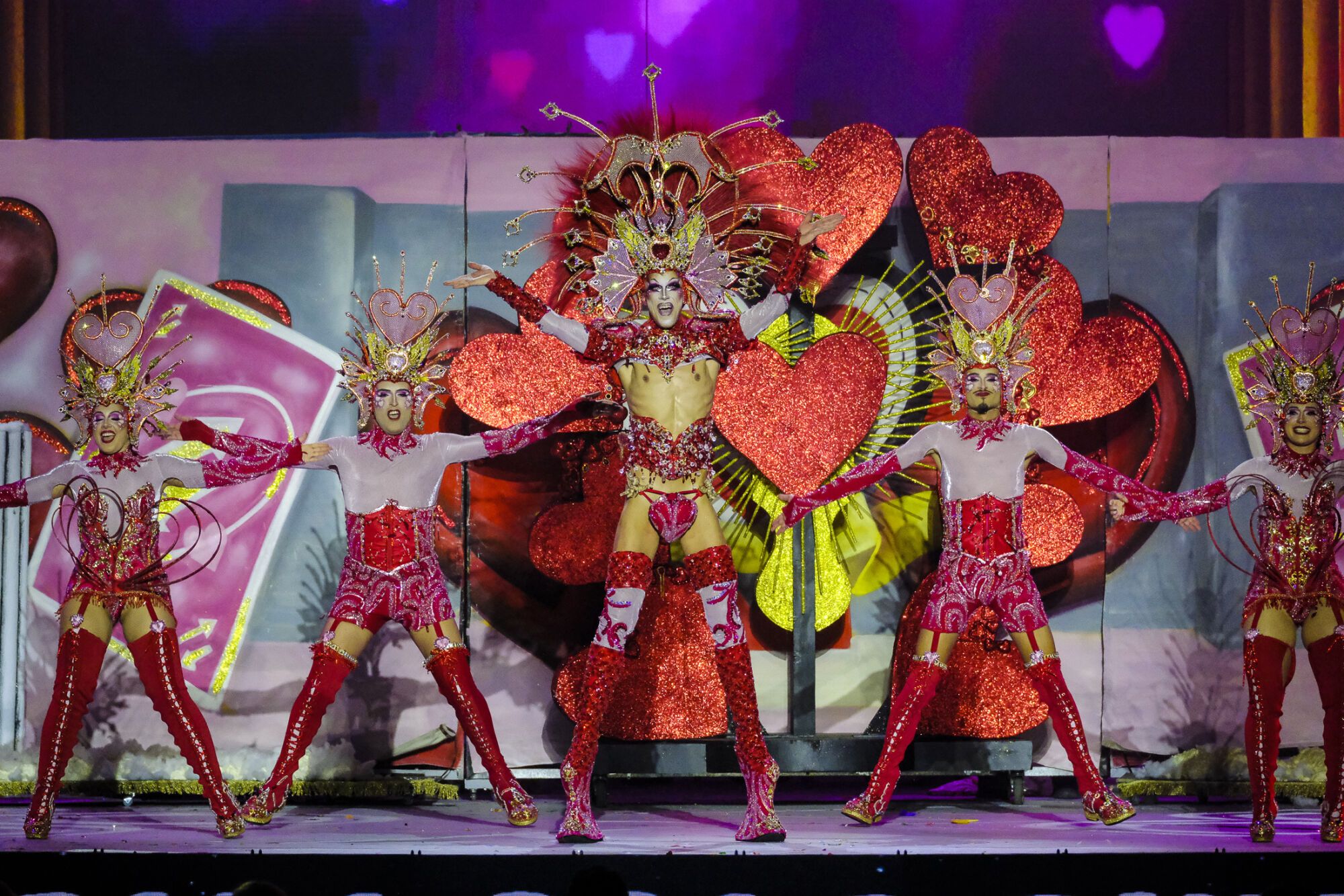 10. Drag Eyzet (Nuhacet Jiménez Peña) Con el patrocinio de Food Trucks &amp; Drinks F.C. y un diseño de Estudio Hidalgo presenta el espectáculo ¡Chacha! Tantas flechas del amor y yo soltera, maricón.
