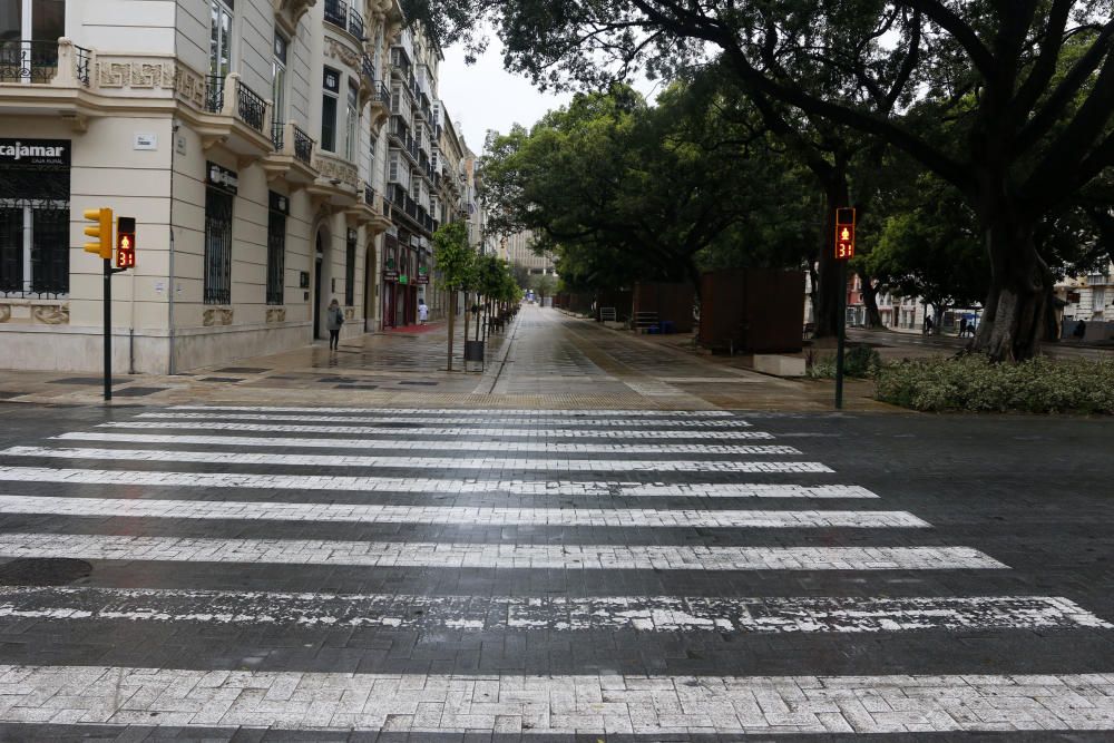 Pasan los días de confinamiento y la situación de la ciudad sigue siendo desértica. La siempre frecuentada calle Larios, la Alameda, principal vía de tráfico tanto privado como público del centro de la ciudad, y el bullicioso mercado de Atarazanas presentan durante el estado de alarma provocado por la pandemia de coronavirus una imagen inusual, acentuada por la persistente lluvia de esta semana.