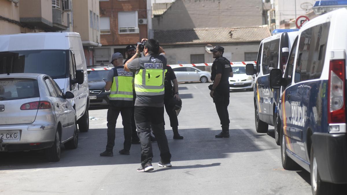 Un momento del operativo policial de este jueves en Espinardo.