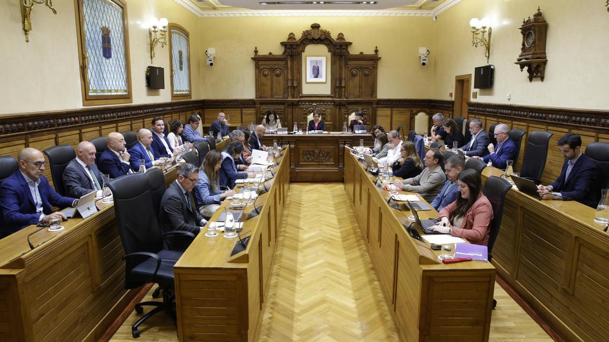 Una imagen del pleno municipal, con Oliver Suarez como concejal no adscrito primero por la izqquierda.