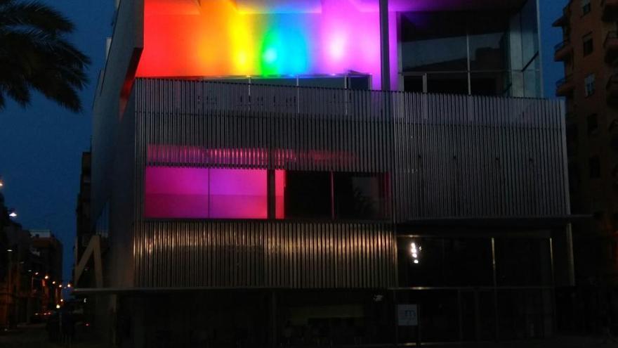 L&#039;Antic Mercat luce los colores de la bandera LGTBI