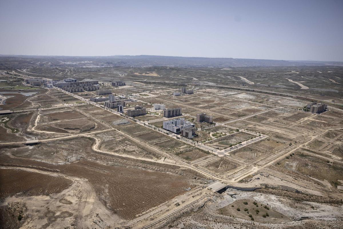 Vista aérea de Arcosur; a la izquierda, parcelas que ocupará el gran parque central del barrio.